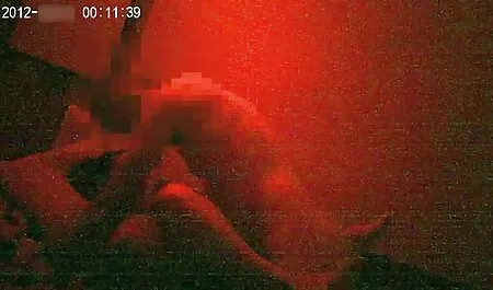 شخص طاس بشکه فیلم سکس با پسر ای را در کلاه سبزه شلوار قرار داده است