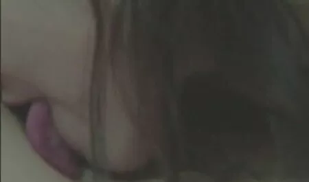 آسیایی با زبان سوراخ شده قبل از رابطه جنسی پسر لخت کیر کلفت در کلاه ، نوک دوست را لک می زند