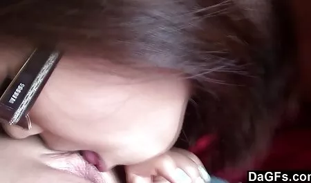 خانم جوان بالغ در شلوارک سفید رنگ و لعاب بزرگی را نشان می فیلمسکسی بامادر دهد