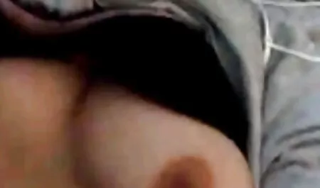 رقصنده باسن خود سکسمادر ودختر را جلوی دوربین می لرزد