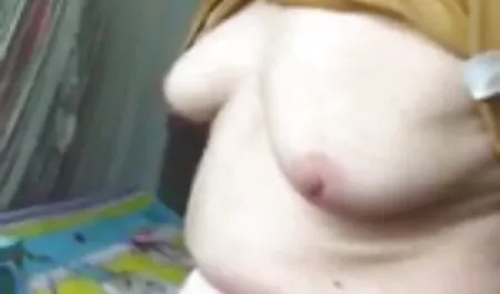 سبزه Busty با فیلم سکسی پسران خوشگل یک خروس بلند fucks می کند و جوراب شلواری او را پایین می آورد