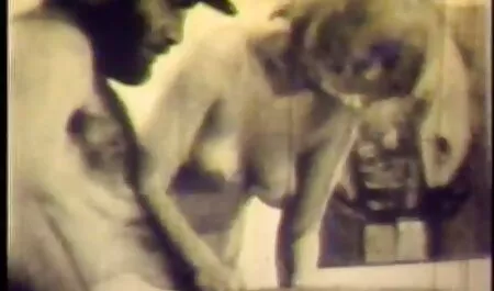 شخص در فیلم سکسی مادر با پسر سبد کاندوم در اتاق نشیمن یک سبزه را لگد می زند