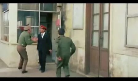 مسافر در فیلم سکسی مادرو جوراب مشکی در هواپیما ، سرنشین پرواز را بلند می کند