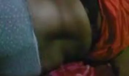 شریک لاغر یک عروسک دست فیلم سکسی پسر به پسر و پنجه نرم شیشه ای در کلاه دارد