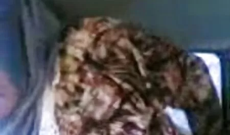 مردی با لباس تابستانی در تمام ترک ها ، دانلود فیلم سوپر مادرو پسر زن شلوغی را لگد می زند