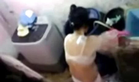 بلوند بدون شورت در سکسمادر ودختر لاله های مقعد با قطرهای مختلف فرو می رود