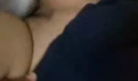 دختری در رختخواب روی تخت دراز داستانهای سکسی پسر ومادر کشیده و با زیر پوستی در زیر شلوار خود می درخشد
