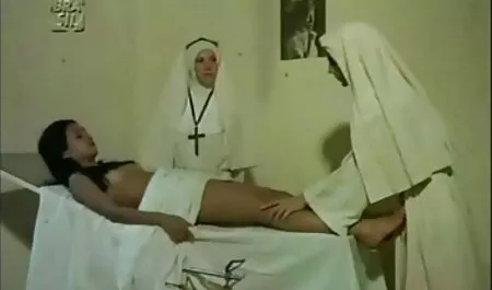جوجه پوست تیره در ساعتهای لباس شنا آبی که اسپرم از خروس بیرون می آید ، فیلم سکس دختر و پسر جوان بیرون می آید