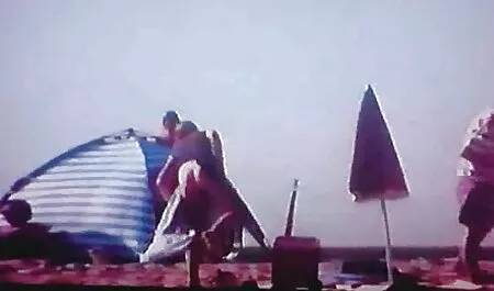 سبزه واژن فیلم سکسی زن با پسر جوان را از نزدیک دوربین نشان می دهد