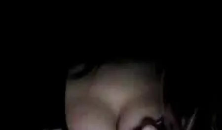 دختری با پوتین های زیبا و زیبا با دانلودسکس پسر با پسر شلوار چسبان خاکستری جلوی وب کم.