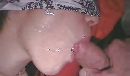 بلوند هنگام ایستادن روی مبل از سکس مامان پسرش رابطه جنسی مقعدی لذت می برد