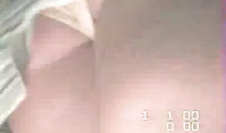 سبزه در حمام نوک سینه ها را لمس می کند و بیدمشک روی سکس مادرودختربادوست پسر dildo می زند