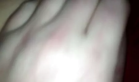 جوجه فیلم سکسی پسر با دختر با یک خر بزرگ کلاه موی نزدیک دوربین را نشان می دهد