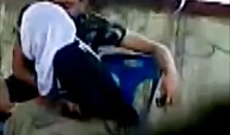 ماچو در یک پیراهن سفید همسر خود را روی سر خود نگه می دارد و به یک زن کمک می کند تا با دهان فیلم های سکسی دختر و پسر خود روی دهان کار کند