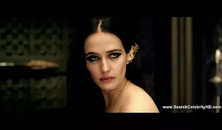 فاکر یک گربه بسیار مودار دختر ناز را روی یک تنه بزرگ سکس پسر فیلم می کشد