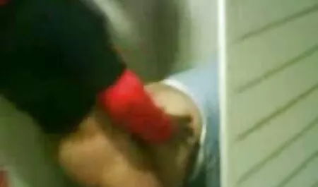 خانم جوان خواب آلود دو تبهکار در بالاکلاو فیلم های سکسی پسر ومادر روی تخت خوابیدند