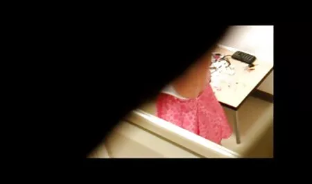 زن خانه دار در لباس فیلم سکسی زن با پسر های تنگ چهره ای باشکوه را نشان می دهد