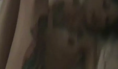 مرد بادی یک دختر شلوغ را در مادر و پسرxxx روغن می کشد