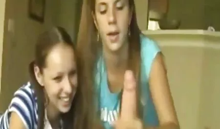 بسیاری از آلمانی ها دو زن را روی یک مبل مشکی سرخ می کنند و صورتشان را می چسبانند فیلم سکسی پسر با زن