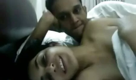 دختری فیلم سکسی مادر پسر داستانی در ژاکت خاکستری در مقابل وب کم نوازش می کند