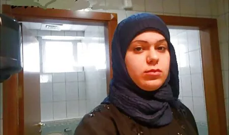 شلخته چشمی نزدیک در فیلمسکسی مادر پسر جوراب های سفید و لباس زیر توری بدن او را نوازش می کند