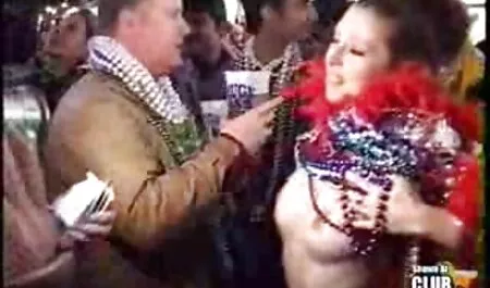جوجه تنه مرد را فیلم سکسی مادر و پسر واقعی بین سینه ها انگشت می زند و بیدمشک خود را روی او می گذارد