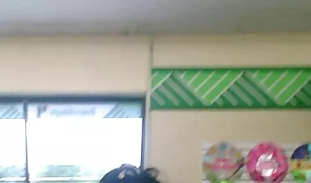 جوجه برنزه شده با فیلم سکس پسر ها لبه‌ای بزرگ روی صورت یک دوست نشسته بود