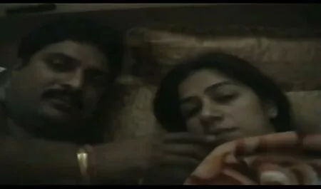 نوک سینه جوان قبل از مکیدن و برقراری رابطه جنسی ، فیلمهای سکس مادر وپسر جوانان در ساحل را نشان می دهد