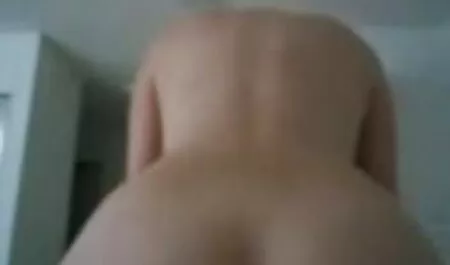 پسر سبک سگ کوچولو جوجه فلم سکس مادر با پسر های برهنه را در رختخواب fucks می کند