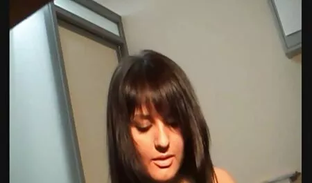 آسیایی چشم قهوه ای با گوش های تیز ، فلم سکس پسر مادر خروس مردی را روی دوربین گوشی های هوشمند می خورد