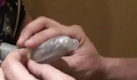 سبزه با لباس آبی یک پسر خال کوبی شده روی مبل در خانه را لگد فیلم سوپر مادر با پسرش می زند