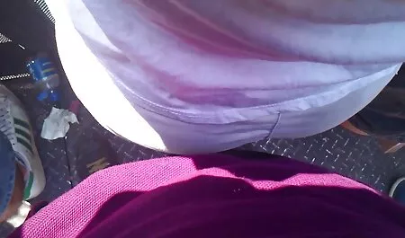 برزیلی با لب به لب بزرگ روی صورت کلیپ سکس پسر با پسر لاتینا کوونی نشسته است