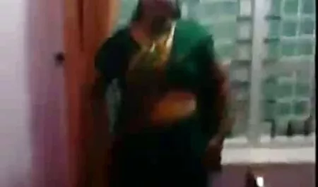 دنیس ماسینو ورزشکار فلم سکسی مادر پسر روی یک صندلی استمناء می کند