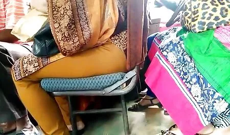 شلخته سرخ در جوراب شلواری با سوپرسکس مادروپسر یک dildo رابطه جنسی دارد