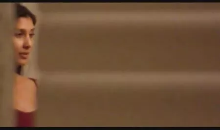 عاشق جوان در هنگام رابطه جنسی مقعد ، زن مقعدی را در جوراب ساق بلند فیلم سکسی مادرو سفید می کند