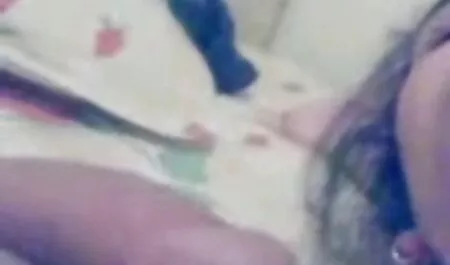 مردی در طبیعت یک شکاف فیلم داستانی سکسی مادر پسر موی کامل از یک مهره کامل را لیز می کند