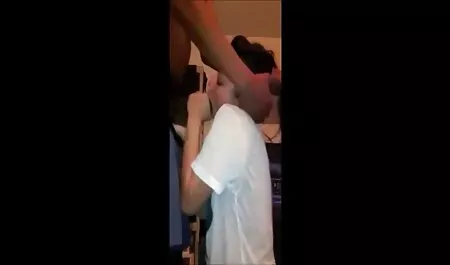 شوهر مشت زن مقعد می کند و سکس سوپر مادر پسر شامپاین را در مقعد خود می ریزد