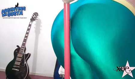 همسر اسپرم شوهر را بر روی سینه های پسر لخت کیر کلفت بزرگ خود روی تخت زانو می زند