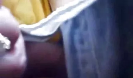 سوارکار گربه فیلم سکسی مادر پسر داستانی دختر خود را در جوراب های سفید با بزاق فرو برد و آلت را درون آن سوار کرد
