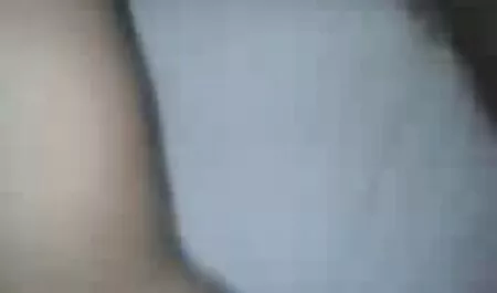 عروسک جوان در فیلم سکسی دختر پسر جوراب مشکی که روی مبل قرار می گیرد